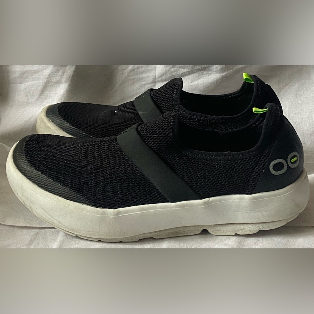 Oofos Oomg Eezee Shoes Women's 6 Black White Comfort Recovery Slip On Sneakers